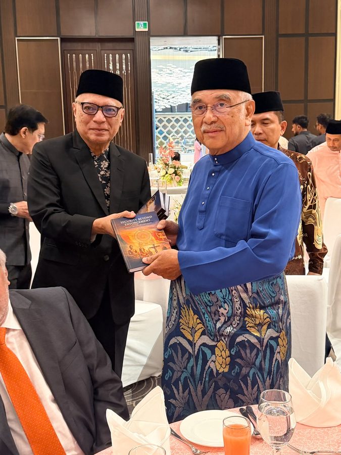 Mahil Dole presenting Security Beyond Enforcement to the Governor of Melaka
